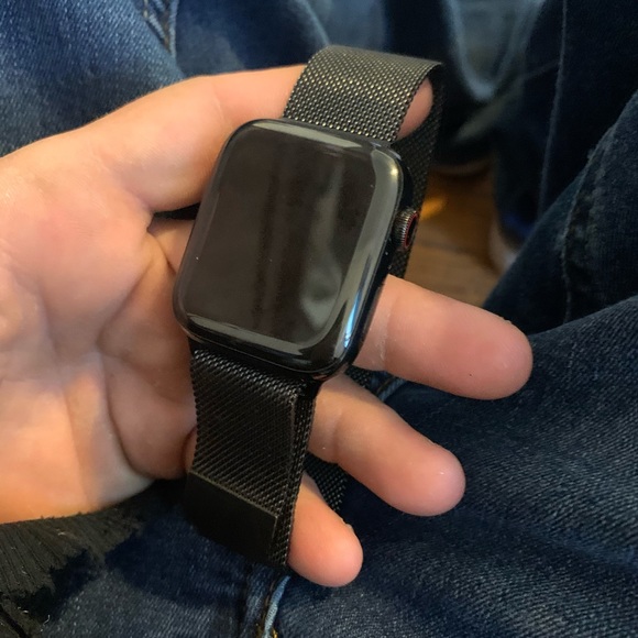 Apple Watch gen 5 - Picture 2 of 4